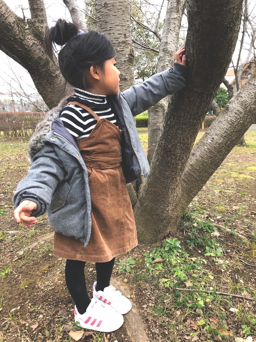 「ブラウン色に染まれ、キッズファッション、女の子、ブラウン、コーデュロイ、kids、4歳、ブランシェス、公園」｜「BRANSHESのボーダータートルネックTシャツ（ニット/セーター、ブラック系）」を使った、☺︎tiiina☺︎さん（キッズ・110cm）の冬コーディネートの1枚目の写真