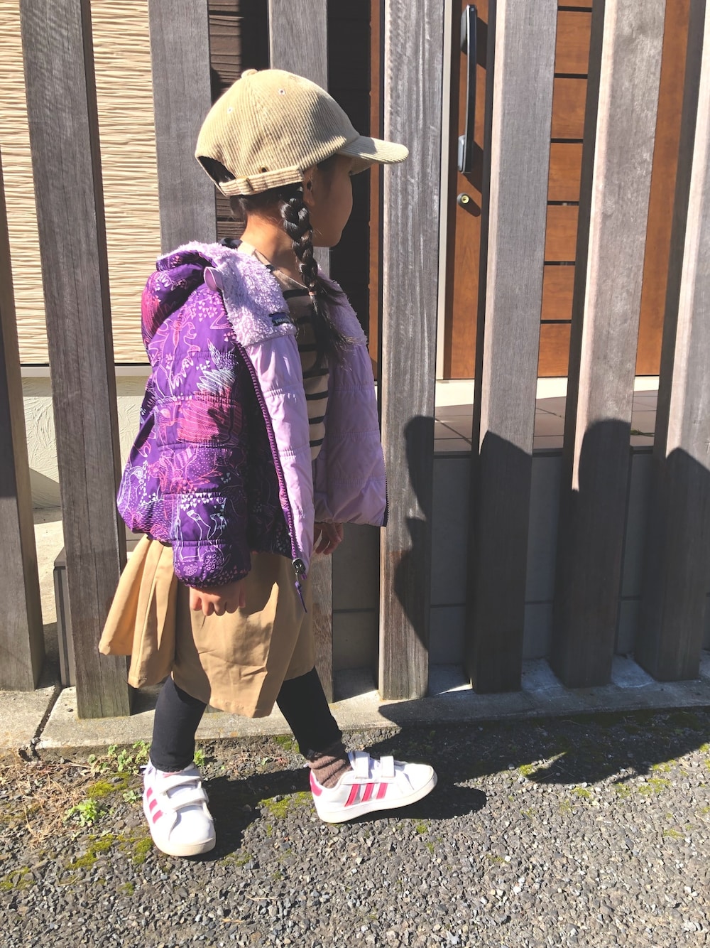 「ブラウン色に染まれ、休日スタイル、女の子コーデ、デビロック、5歳」｜「patagoniaのpatagonia / 16 ベビー・リバーシブル・ハニー・パフ・フーディ (6m～5ｙ)（ブルゾン、パープル系）」を使った、☺︎tiiina☺︎さん（キッズ・110cm）の冬コーディネートの1枚目の写真