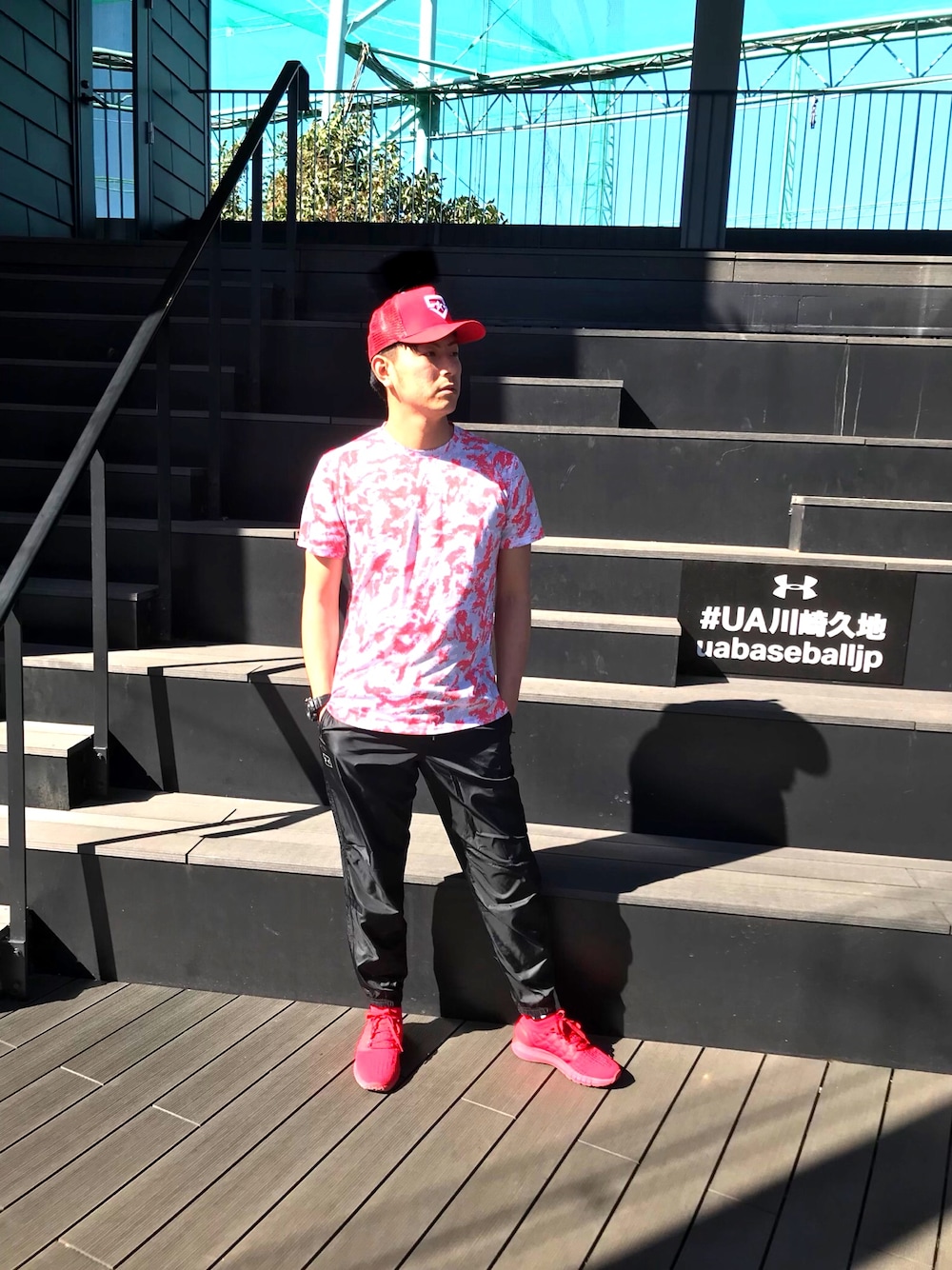 「アンダーアーマー、赤スニーカー、under armour、underarmour、ホバー、迷彩赤」｜「UNDER ARMOURのアイテム（パンツ、ブラック系）」を使った、ysaitoさん（メンズ・187cm）の春コーディネートの1枚目の写真