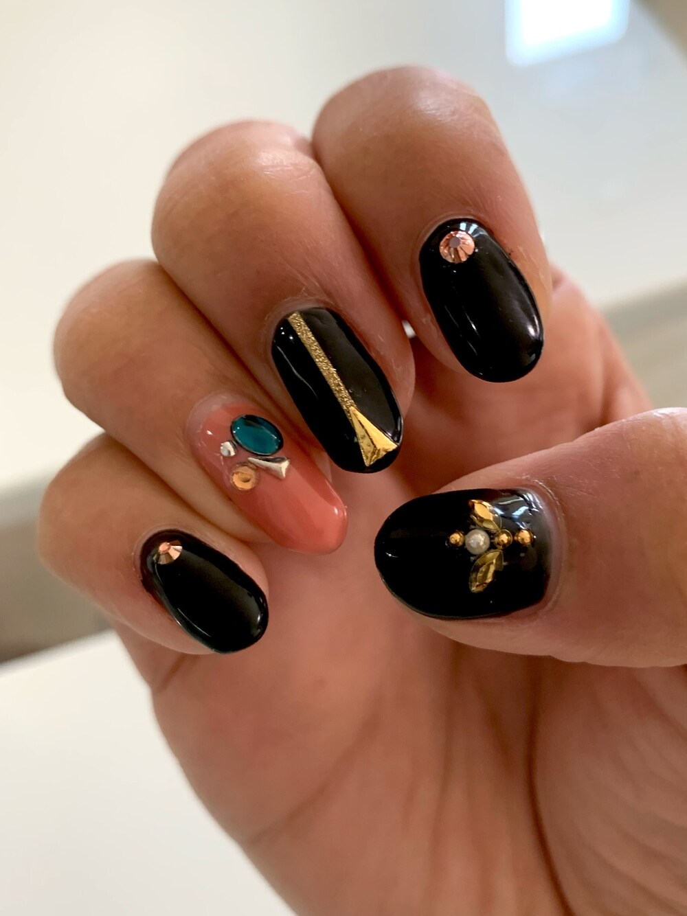 「ネイルデザイン、ブラックコーデ、オレンジ、お洒落さんとつながりたい、初夏」｜「no brandのアイテム（スキンケア、ブラック系）」を使った、M.Yさん（レディース・160cm）の春コーディネートの1枚目の写真
