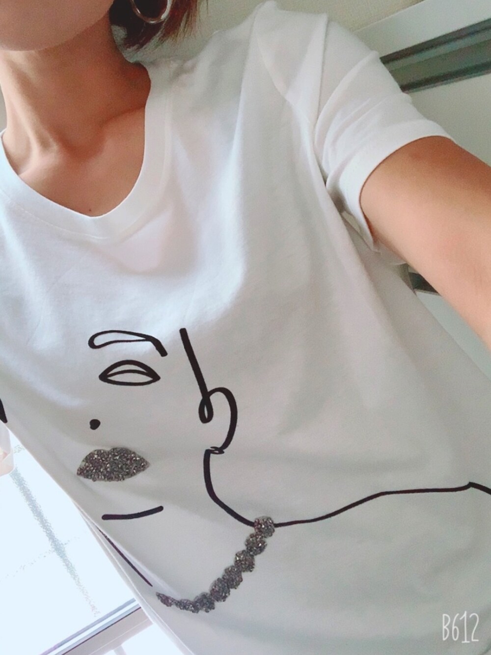 「休日スタイル、きれいめカジュアル、おしゃれさんと繋がりたい、プチプラコーデ、カジュアル、シンプルコーデ、ママコーデ、Tシャツ」｜「H&MのH&M - デザインTシャツ - ホワイト（Tシャツ/カットソー、ホワイト系）」を使った、M.Yさん（レディース・160cm）の春コーディネートの1枚目の写真