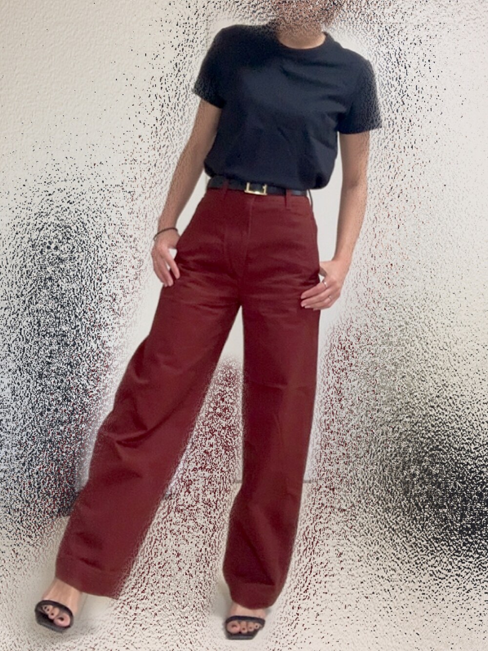 「大人カジュアル、パンツスタイル、シンプルコーデ、ママコーデ、ブラック、カーブパンツ、おしゃれさんと繋がりたい」｜「UNIQLOのクルーネックT（半袖）（Tシャツ/カットソー、ブラック系）」を使った、M.Yさん（レディース・160cm）の夏コーディネートの1枚目の写真