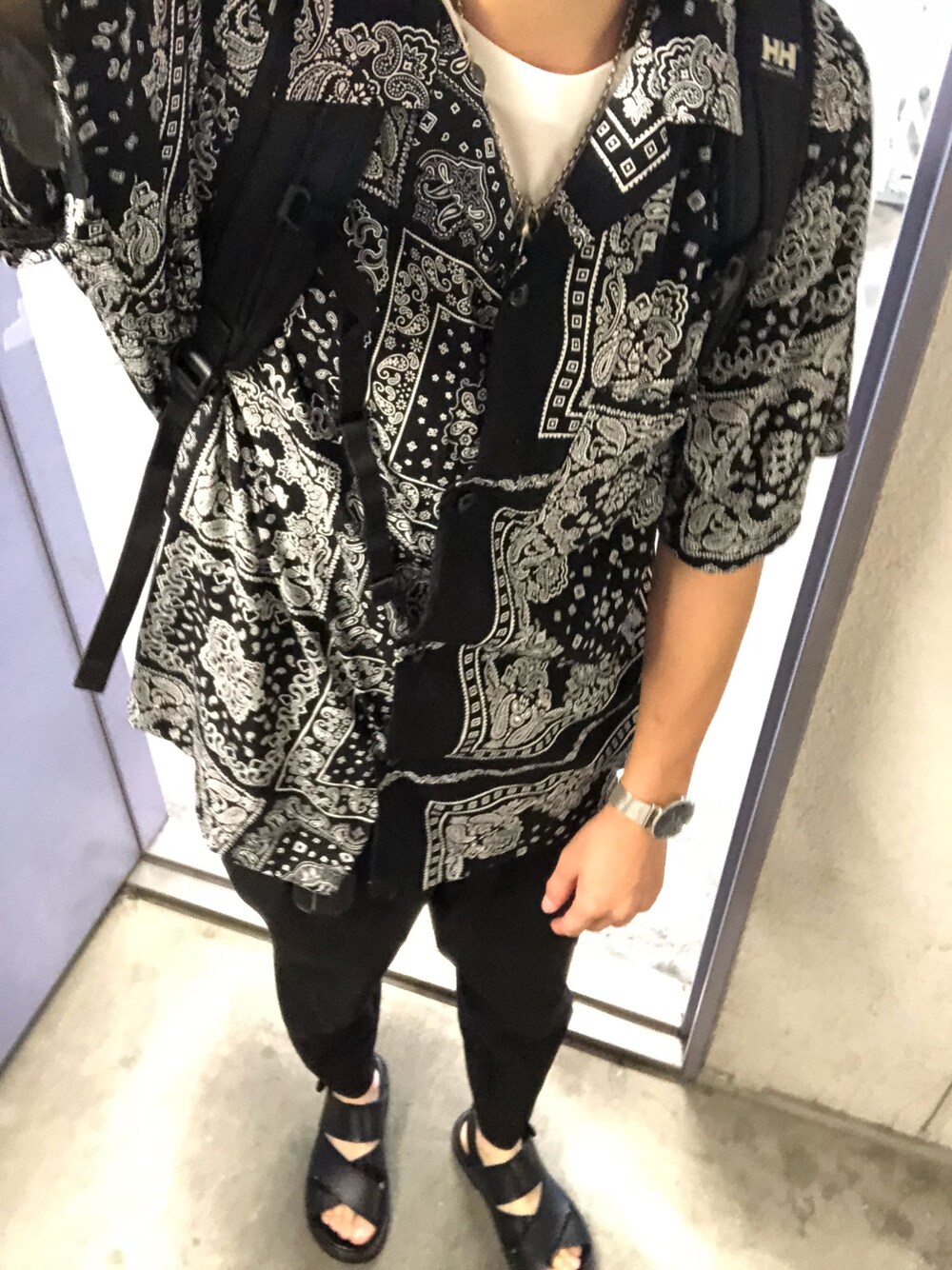 ブラック系のシャツ/ブラウス、ホワイト系のTシャツ/カットソー、ブラック系のスラックスを着用したメンズの夏コーディネートの1枚目の写真