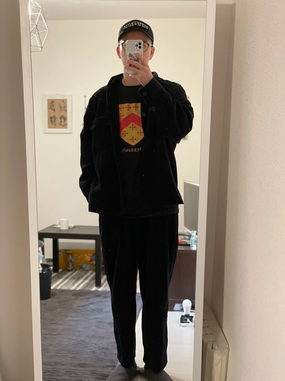 ブラック系のTシャツ/カットソー、ブラック系のその他アウター、ブラック系のその他パンツを着用したメンズの春コーディネートの1枚目の写真