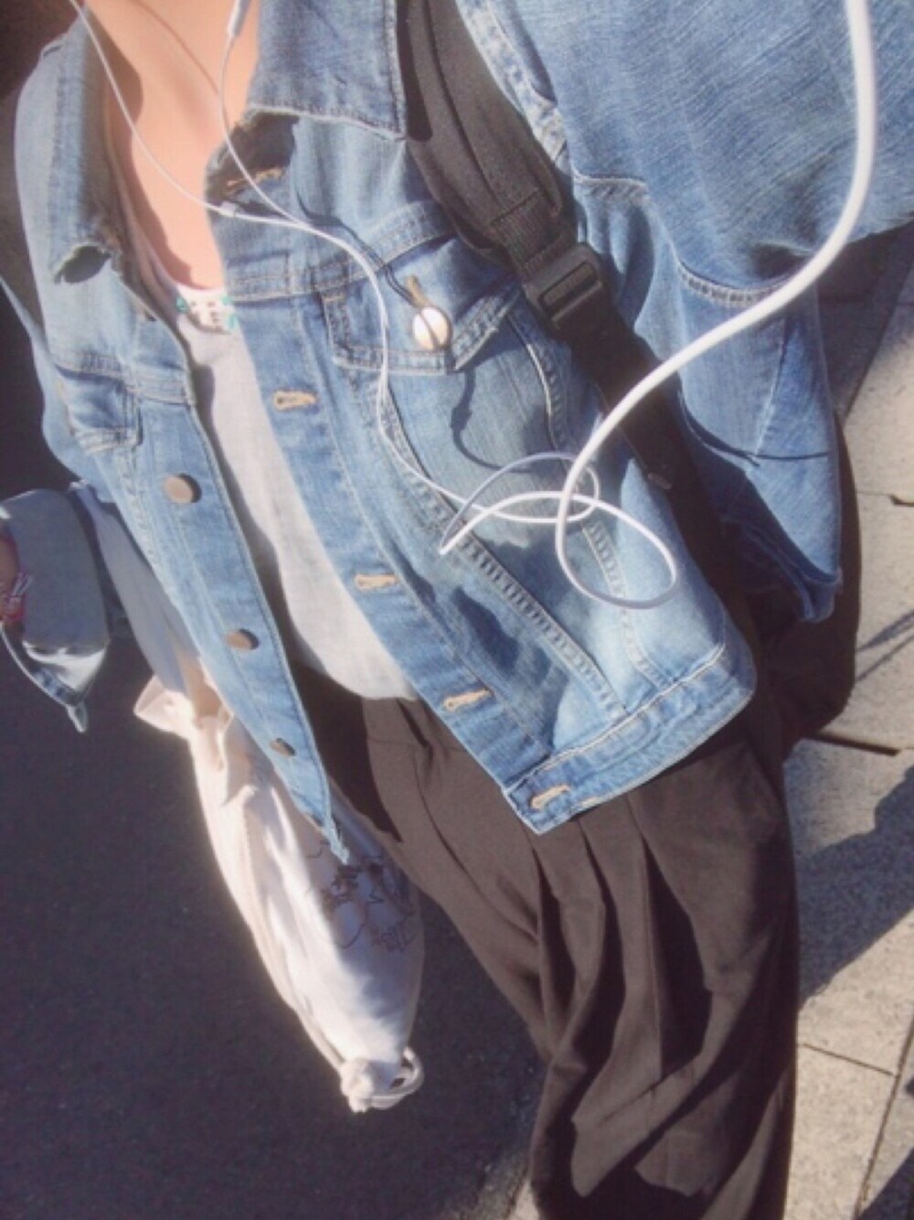 「通学路」｜「GAPのGap 1969 Icon Denim Jacket（デニムジャケット、ブルー系）」を使った、の こ の こさん（レディース・166cm）の春コーディネートの1枚目の写真
