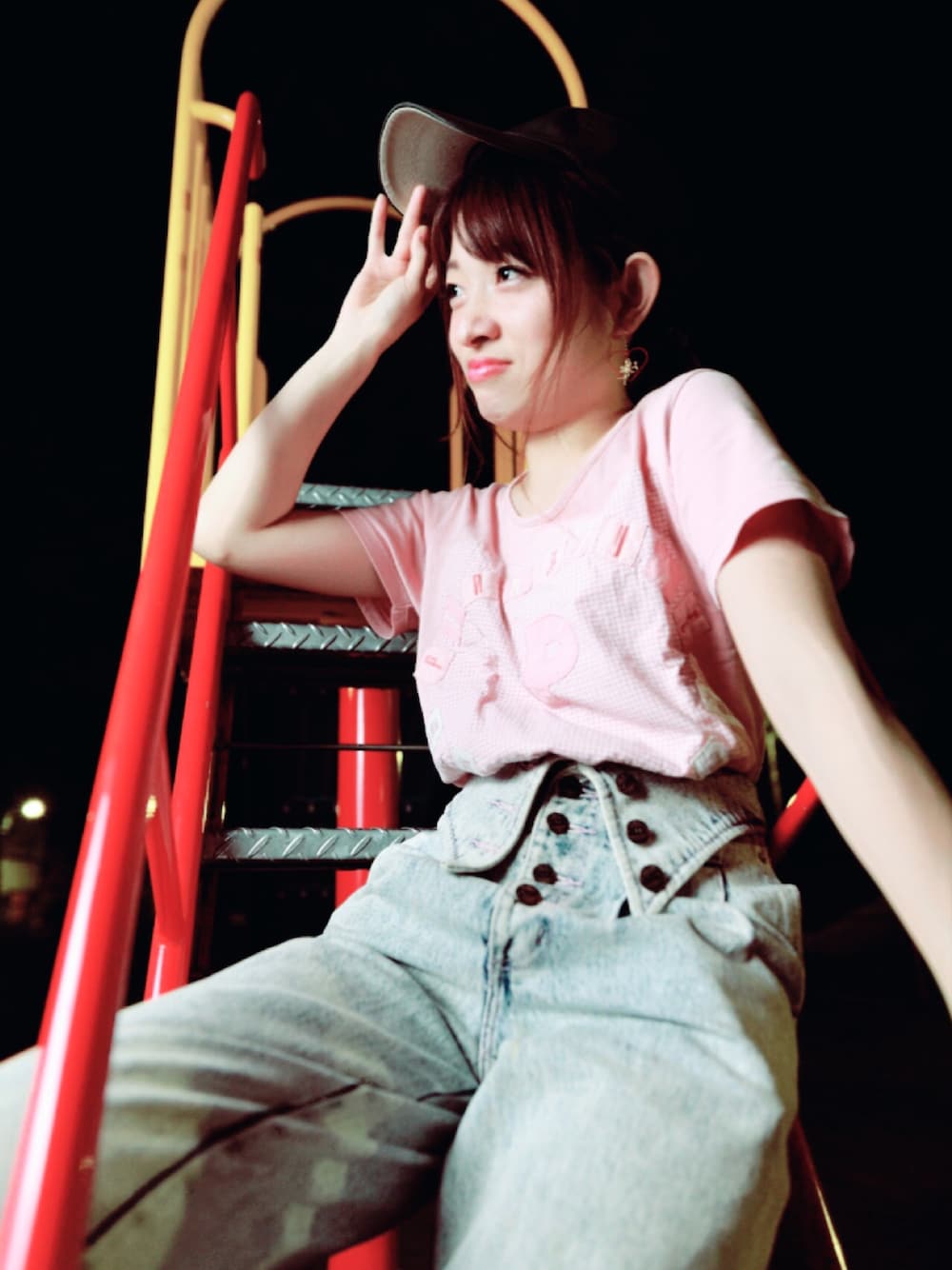 ピンク系のTシャツ/カットソー、ブルー系のデニムパンツ、ブラック系のキャップを着用したレディースの秋コーディネートの1枚目の写真