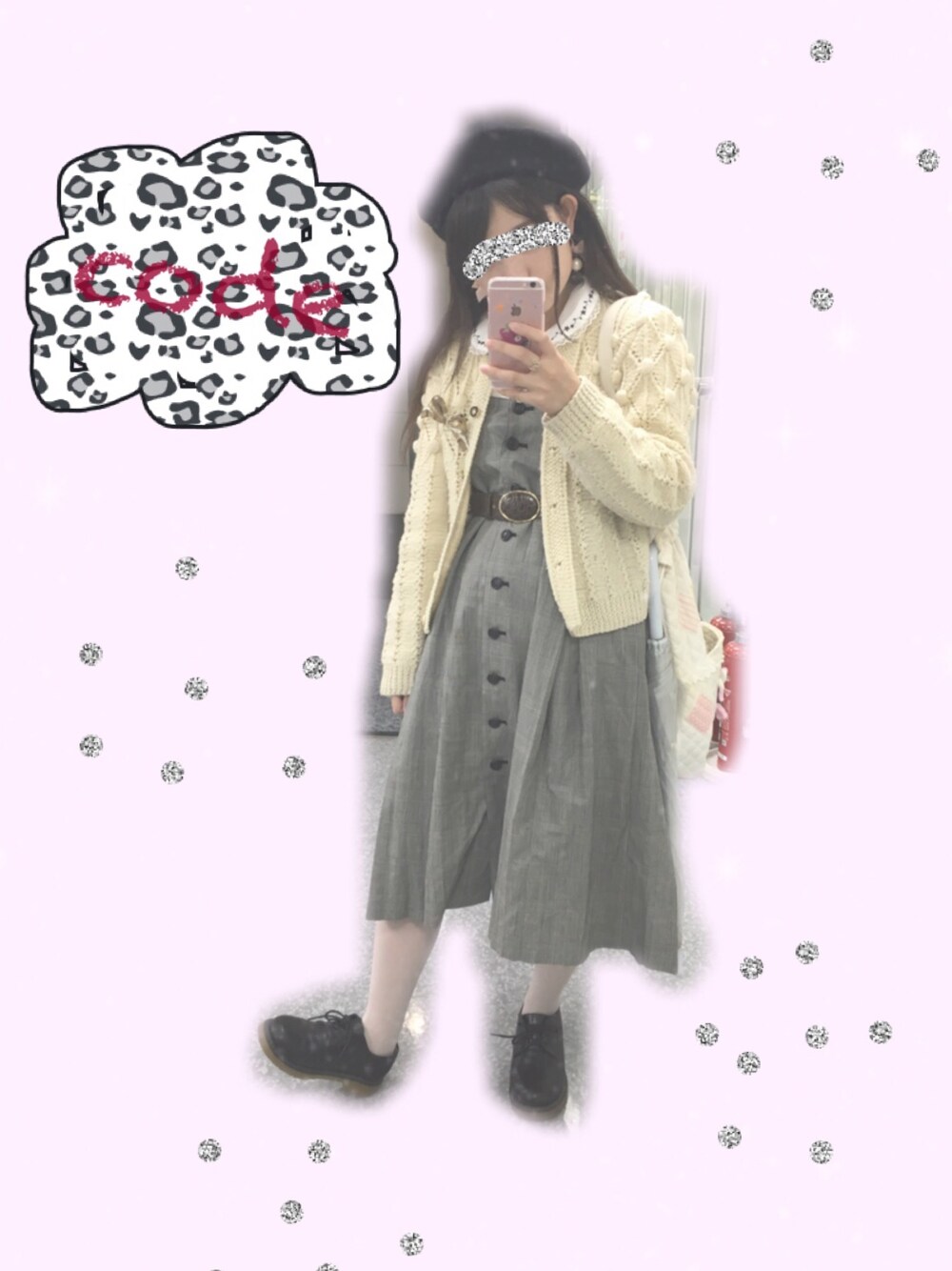 ホワイト系のカーディガン/ボレロ、ホワイト系のトートバッグ、その他のスカートを着用したレディースの秋コーディネートの1枚目の写真