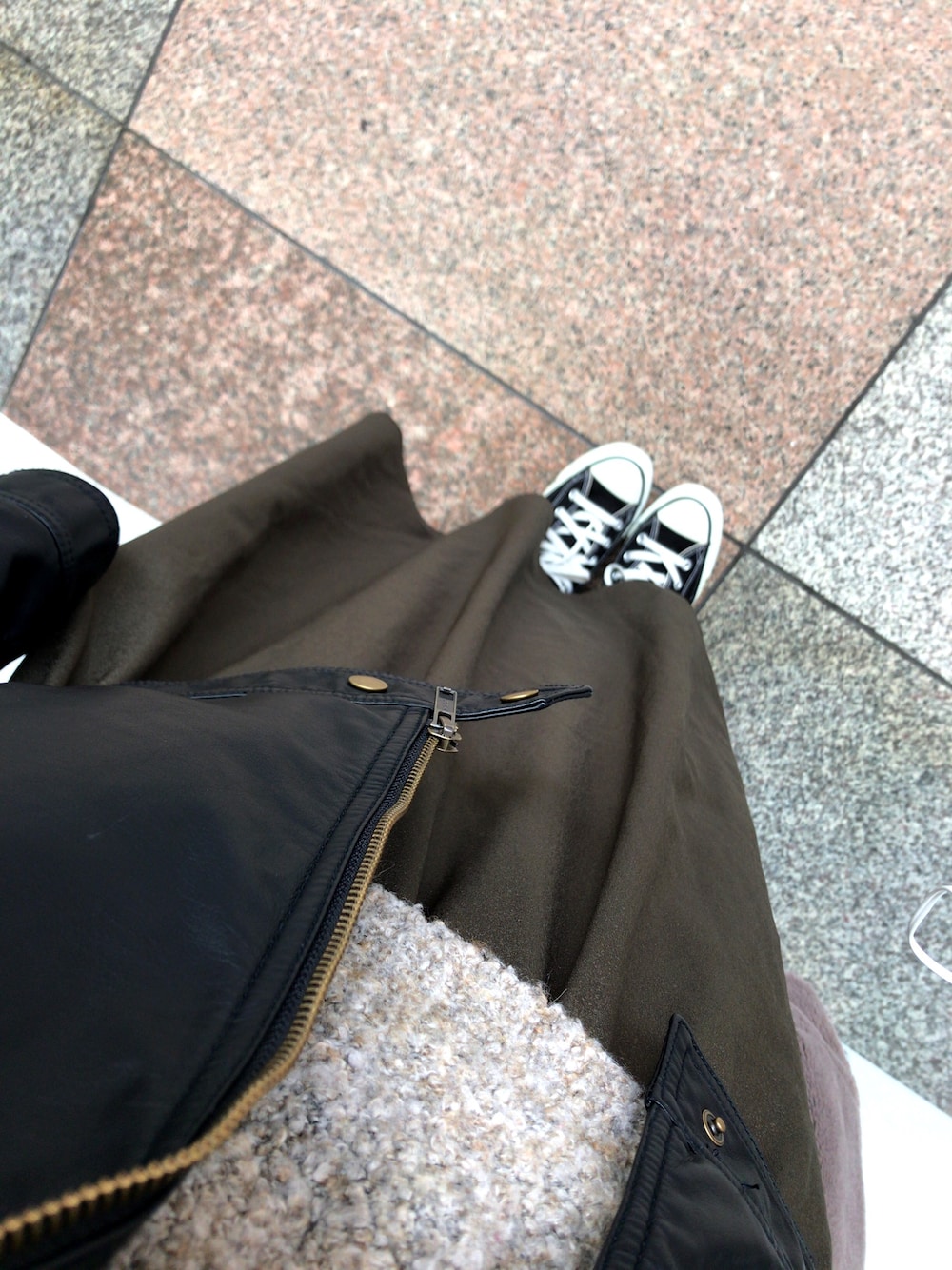 「ootd、オトナ女子、夜勤明け、しんどい、恋煩い」｜「CONVERSEのCONVERSE コンバース ALL STAR HI オールスター ハイ　（スニーカー、ブラック系）」を使った、momokaさん（レディース・164cm）の冬コーディネートの1枚目の写真