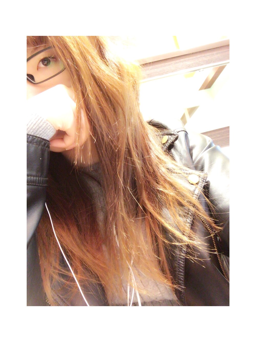 「me、金髪、看護師、エイプリルフール、彼氏できました♡、なんちゃって。、1年間叶わないらしいね、笑うわ」｜「UNIQLOのWOMEN コットンカシミヤケーブルクルーネックセーター（長袖）（ニット/セーター、グレー系）」を使った、momokaさん（レディース・164cm）の春コーディネートの1枚目の写真
