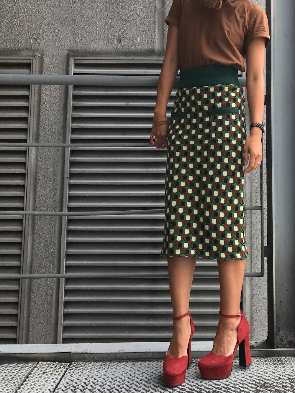 レッド系のパンプスを着用したレディースの夏コーディネートの1枚目の写真