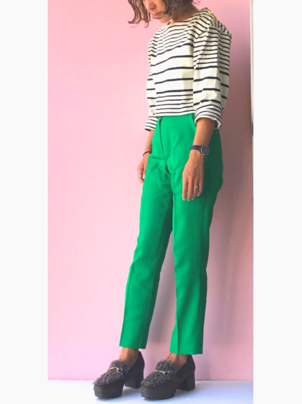 グレー系のローファーを着用したレディースの秋コーディネートの1枚目の写真