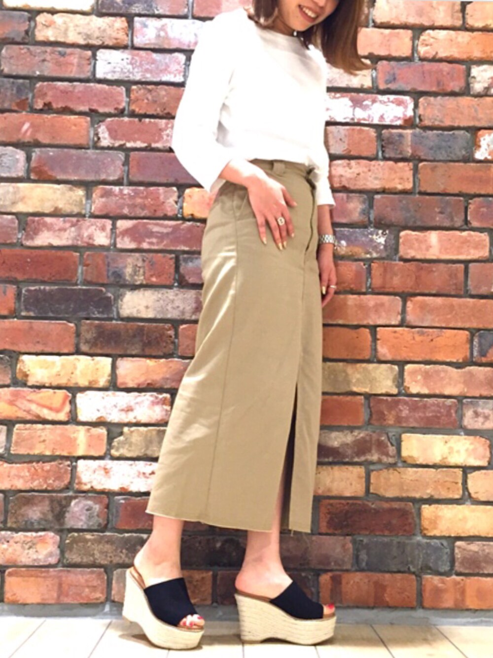 ブラック系のサンダルを着用したレディースの春コーディネートの1枚目の写真