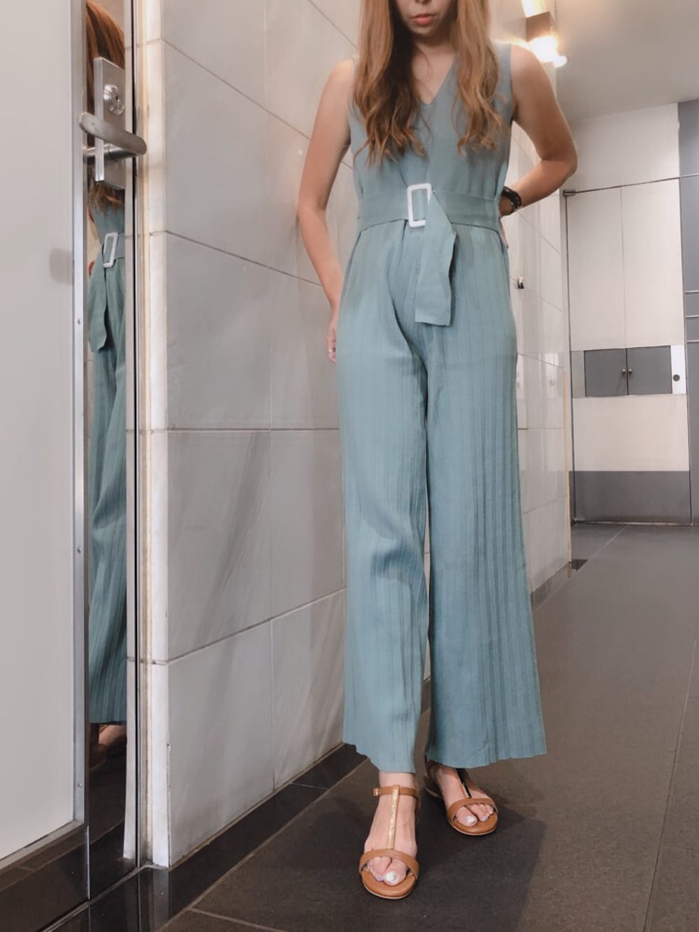 「R&E渋谷109スタッフコーデ、オトナカジュアル、summer、フラットシューズ」｜「REZOYの【REZOY】メタルTストラップサンダル（サンダル、ブラウン系）」を使った、R&E_REZOY本部staffさん（レディース・157cm）の春コーディネートの1枚目の写真