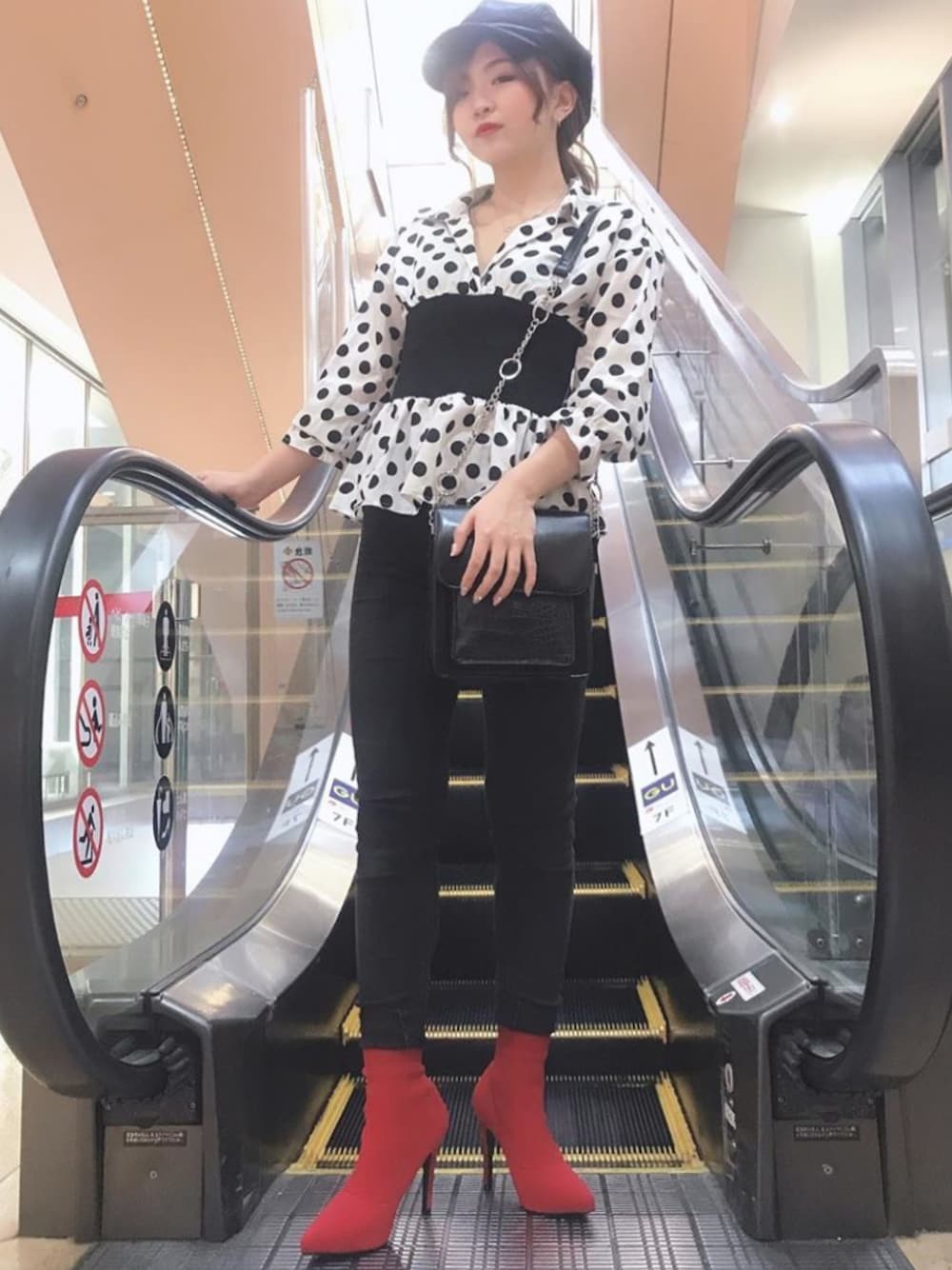 「R&E京都OPA店スタッフコーデ、秋冬コーデ、赤ブーツ、きれいめカジュアル」｜「R&Eの【R&E】ソックスショートブーツ（ブーツ、レッド系）」を使った、R&E_REZOY本部staffさん（レディース・158cm）の秋コーディネートの1枚目の写真