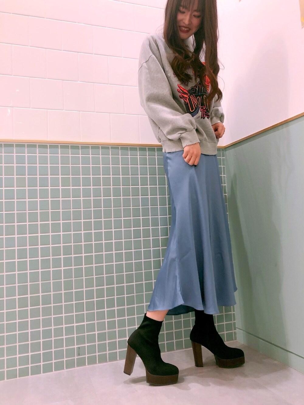 「R&E、R&E渋谷109スタッフコーデ、ソックス➕ブーツ、ootd、大人女子」｜「R&Eの【R&E】ウッド調太ヒールスクエアトゥショートブーツ（ブーツ、ブラック系）」を使った、R&E_REZOY本部staffさん（レディース・164cm）の冬コーディネートの1枚目の写真