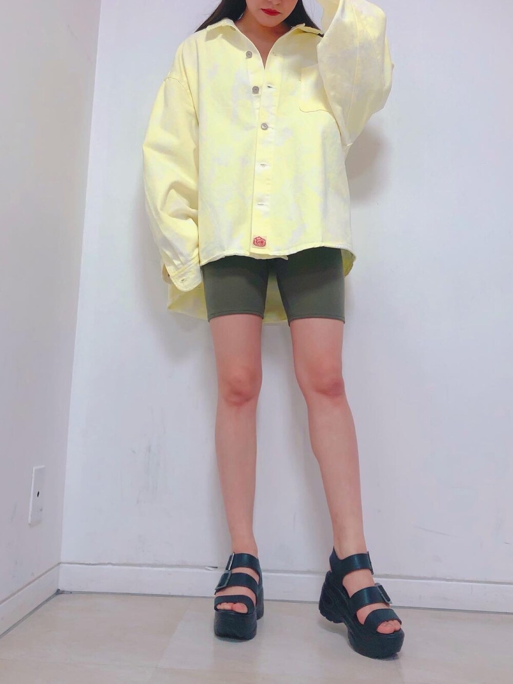 ブラック系のサンダルを着用したレディースの春コーディネートの1枚目の写真