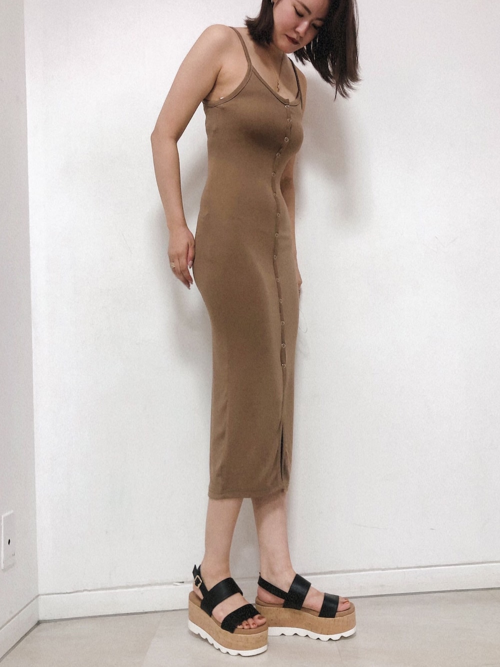 「大人カジュアル、厚底サンダル、大人コーデ、厚底シューズ、R&E渋谷109スタッフコーデ」｜「R&Eの【20SS新作】【R&E】厚底コルクシャークソールWストラップサンダル（サンダル、ブラック系）」を使った、R&E_REZOY本部staffさん（レディース・164cm）の夏コーディネートの1枚目の写真