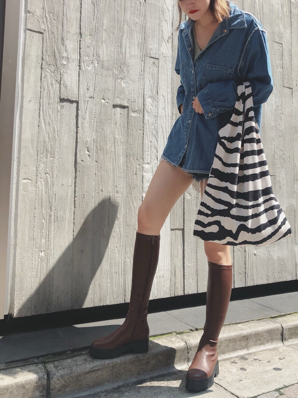 「予約商品、予約受付中、R&E渋谷109スタッフコーデ、大人気、ロングブーツ」｜「R&Eの【20AW新作】【R&E】厚底ラバーソールストレッチロングブーツ（ブーツ、ブラウン系）」を使った、R&E_REZOY本部staffさん（レディース・164cm）の夏コーディネートの1枚目の写真