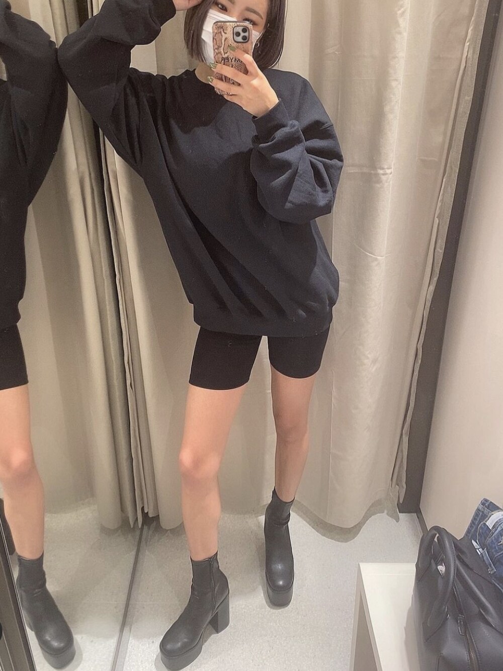 「オトナカジュアル、厚底、厚底シューズ、R&E渋谷109スタッフコーデ、今日のコーデ、秋のコーデ、オーバーサイズ、スウェット」｜「R&Eの【20AW新作】【R&E】厚底ショートブーツ（ブーツ、ブラック系）」を使った、R&E_REZOY本部staffさん（レディース・164cm）の秋コーディネートの1枚目の写真