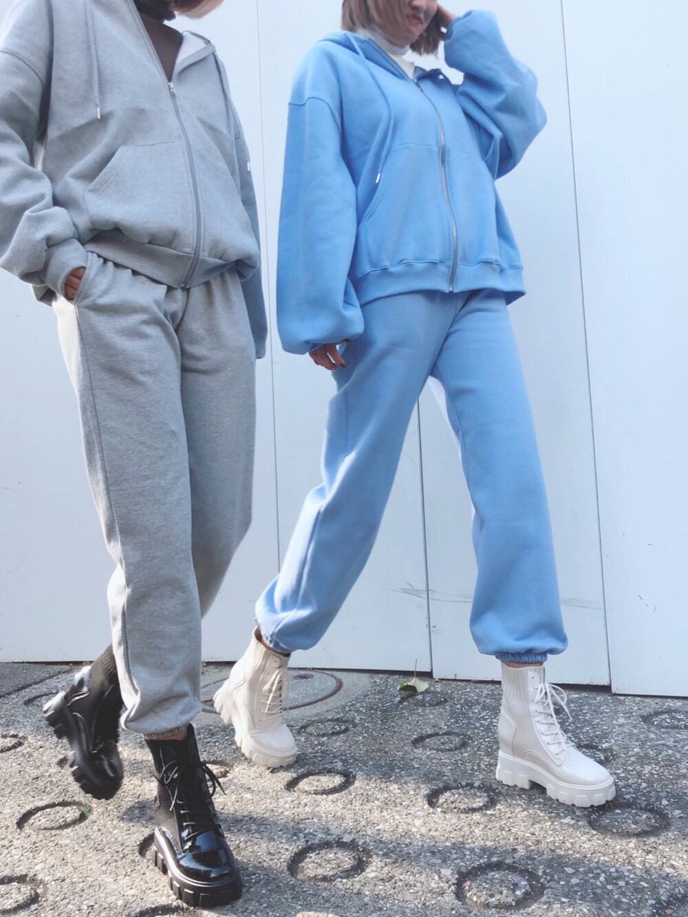 「大人カジュアル、スウェット、インヒールブーツ、ショートブーツ、大人コーデ、casual、R&E渋谷109スタッフコーデ」｜「R&Eの【20AW新作】【R&E】ニット×エナメルインヒールレースアップショートブーツ（ブーツ、ホワイト系）」を使った、R&E_REZOY本部staffさん（レディース・164cm）の冬コーディネートの1枚目の写真