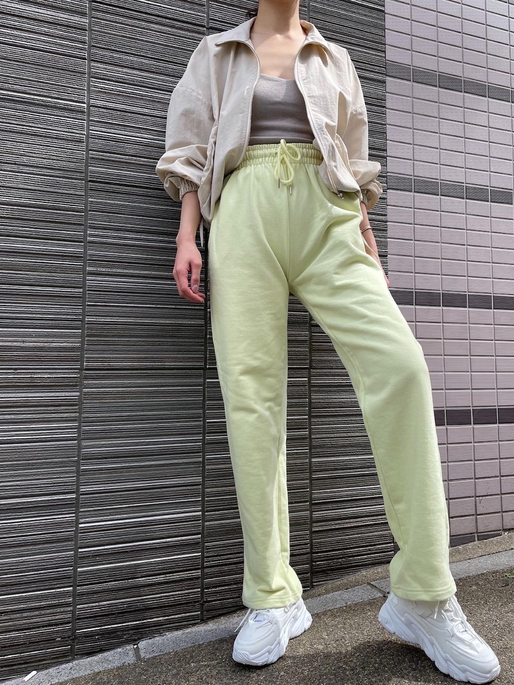 「オトナカジュアル、ダッドスニーカー、スニーカーコーデ、スニーカー女子、スウェットコーデ」｜「SHAGADELICのアイテム（スウェットパンツ、グリーン系）」を使った、R&E_REZOY本部staffさん（レディース・162cm）の春コーディネートの1枚目の写真
