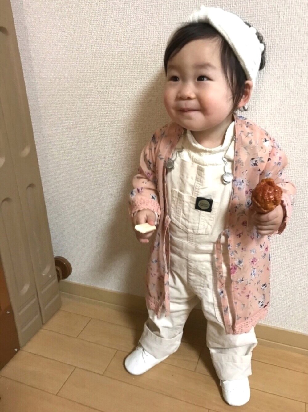 「キッズコーデ、春コーデ、おんなのこ、1歳1ヶ月、ガウン、花柄、ホワイトコーデ、ひな祭り、袴ロンパース」｜「B:MING by BEAMSのビーミング by ビームス / ケーブルターバン （ヘアバンド、ホワイト系）」を使った、☺︎May☺︎さん（キッズ・70cm）の春コーディネートの1枚目の写真
