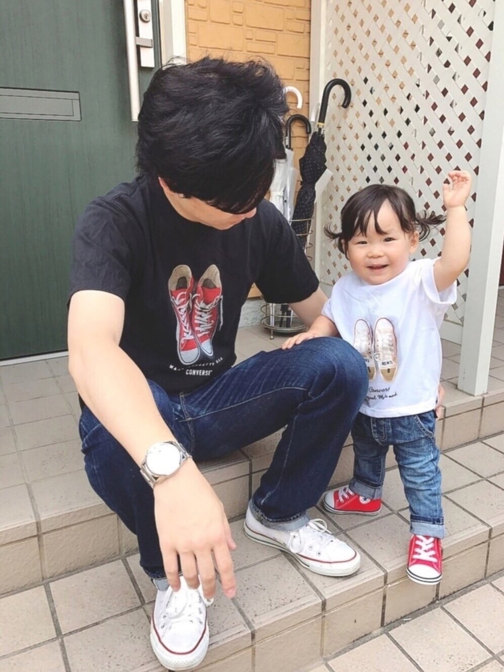 「キッズコーデ、女の子、シンプルコーデ、1歳4ヶ月、親子リンク、父娘、コンバース、Right-on、リンクコーデ、パパとお揃い」｜「CONVERSEの【CONVERSE】プリントTシャツ（Tシャツ/カットソー、ホワイト系）」を使った、☺︎May☺︎さん（キッズ・70cm）の夏コーディネートの1枚目の写真