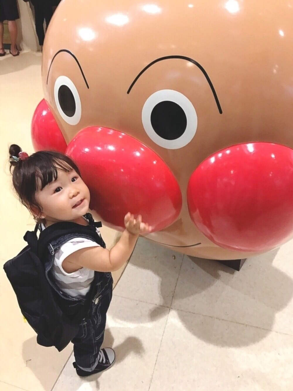 「キッズコーデ、女の子、1歳半、休日スタイル、ボーダー、ちびボーダー族、デニムサロペット、おたんごヘアー、コンバース、黒リュック」｜「quoti use fithの太ボーダータンクトップ（タンクトップ、グレー系）」を使った、☺︎May☺︎さん（キッズ・70cm）の夏コーディネートの1枚目の写真