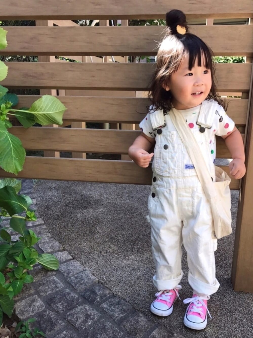 「夏のワントーンコーデ、キッズコーデ、女の子、2歳、DENIM DUNGAREE、オーバーオール、ホワイトコーデ、ピンクコンバース、converse、fith社」｜「オカシなヘアゴム🍪のアイテム（ヘアゴム、ブラウン系）」を使った、☺︎May☺︎さん（キッズ・80cm）の夏コーディネートの1枚目の写真