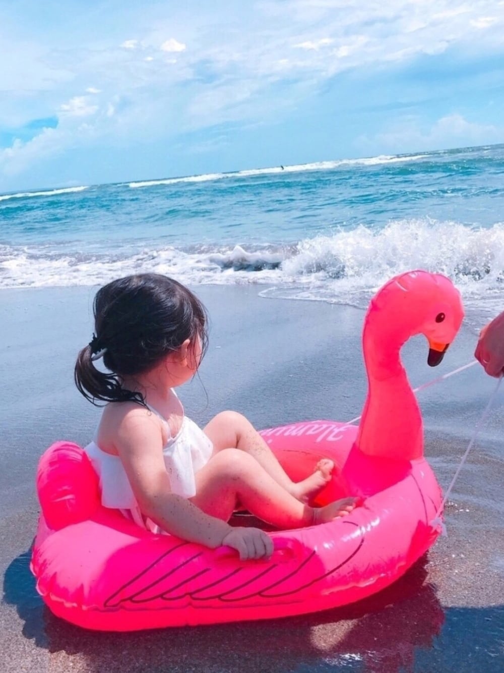 「キッズコーデ、女の子、2歳、海デビュー、水着、デニムショートパンツ、キャップ、プティマイン、スポーツサンダル、海」｜「petit mainのフリルディテールタンキニスイムウェア（水着、ブルー系）」を使った、☺︎May☺︎さん（キッズ・80cm）の夏コーディネートの1枚目の写真
