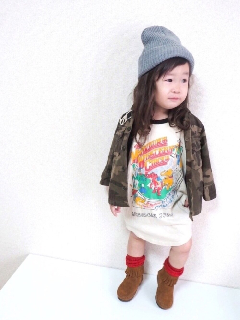 「キッズコーデ、女の子、2歳、もうキャモフラ以外愛せない、カモフラ、Tシャツワンピ、ラグランTシャツ、ミネトンカ、gotoHollywood、DENIM DUNGAREE」｜「COMECHATTO&CLOSETのARTEX WATCH CAP（ニットキャップ/ビーニー、グレー系）」を使った、☺︎May☺︎さん（キッズ・80cm）の秋コーディネートの1枚目の写真