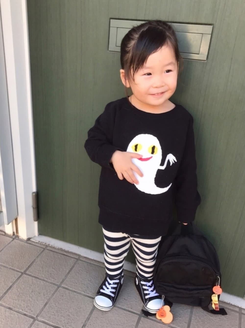 ブラック系のスウェット、ブラック系のスニーカー、ブラック系のバックパック/リュックを着用したキッズの秋コーディネートの1枚目の写真