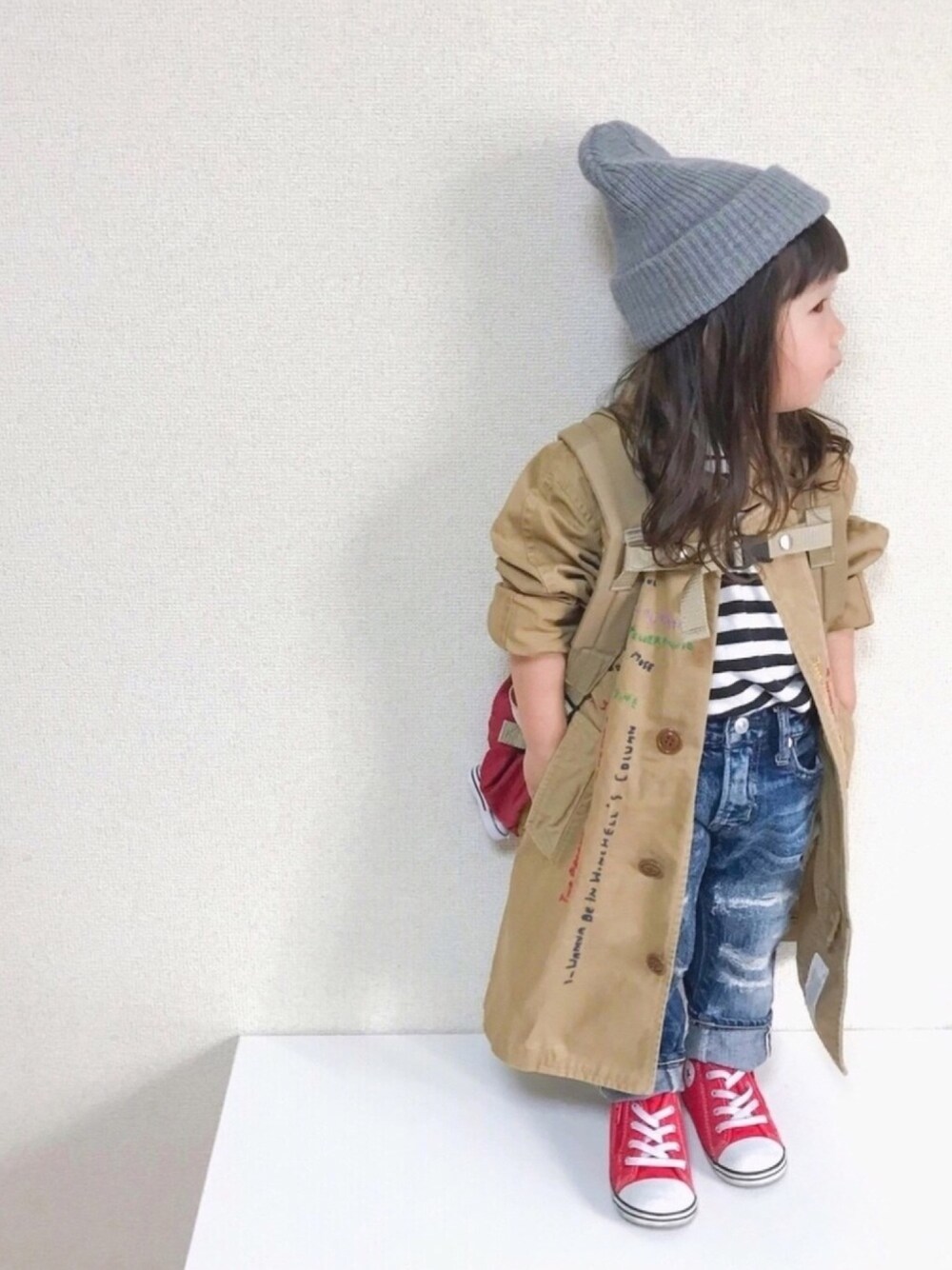 「キッズコーデ、女の子、2歳、ショップコート、DENIM DUNGAREE、セールで買いました、オーバーサイズ、カジュアル、ニット帽、converse」｜「COMECHATTO&CLOSETのARTEX WATCH CAP（ニットキャップ/ビーニー、グレー系）」を使った、☺︎May☺︎さん（キッズ・80cm）の冬コーディネートの1枚目の写真