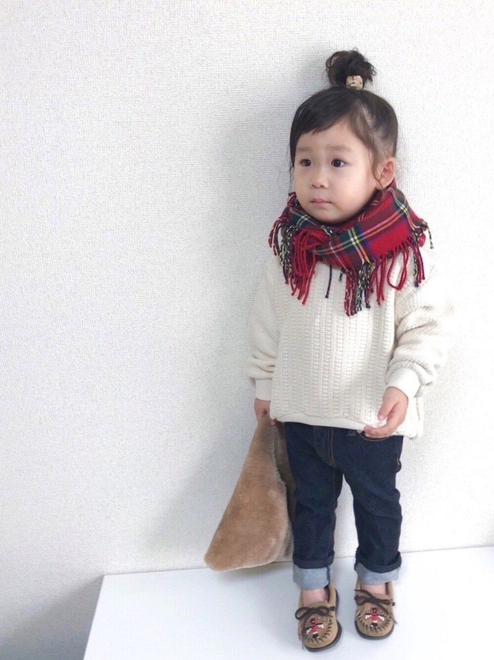 「キッズコーデ、女の子、2歳、白ニット、スキニーデニム、ワンウォッシュデニム、チェック、おだんごヘアー、FITH、2018マイベストコーデ」｜「o-te-teのアイテム（ヘアゴム、その他）」を使った、☺︎May☺︎さん（キッズ・80cm）の秋コーディネートの1枚目の写真