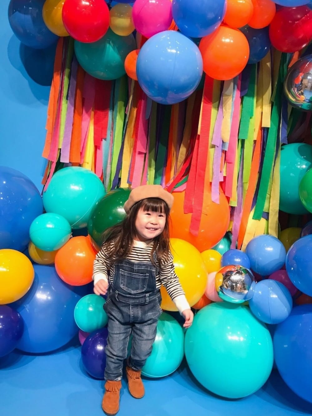 「キッズコーデ、女の子、2歳、デニムサロペット、ボーダー、quoti use fith、ベレー帽、ミネトンカ、カジュアルコーデ」｜「quoti use fithのベレー帽（ハンチング/ベレー帽、ベージュ系）」を使った、☺︎May☺︎さん（キッズ・80cm）の冬コーディネートの1枚目の写真