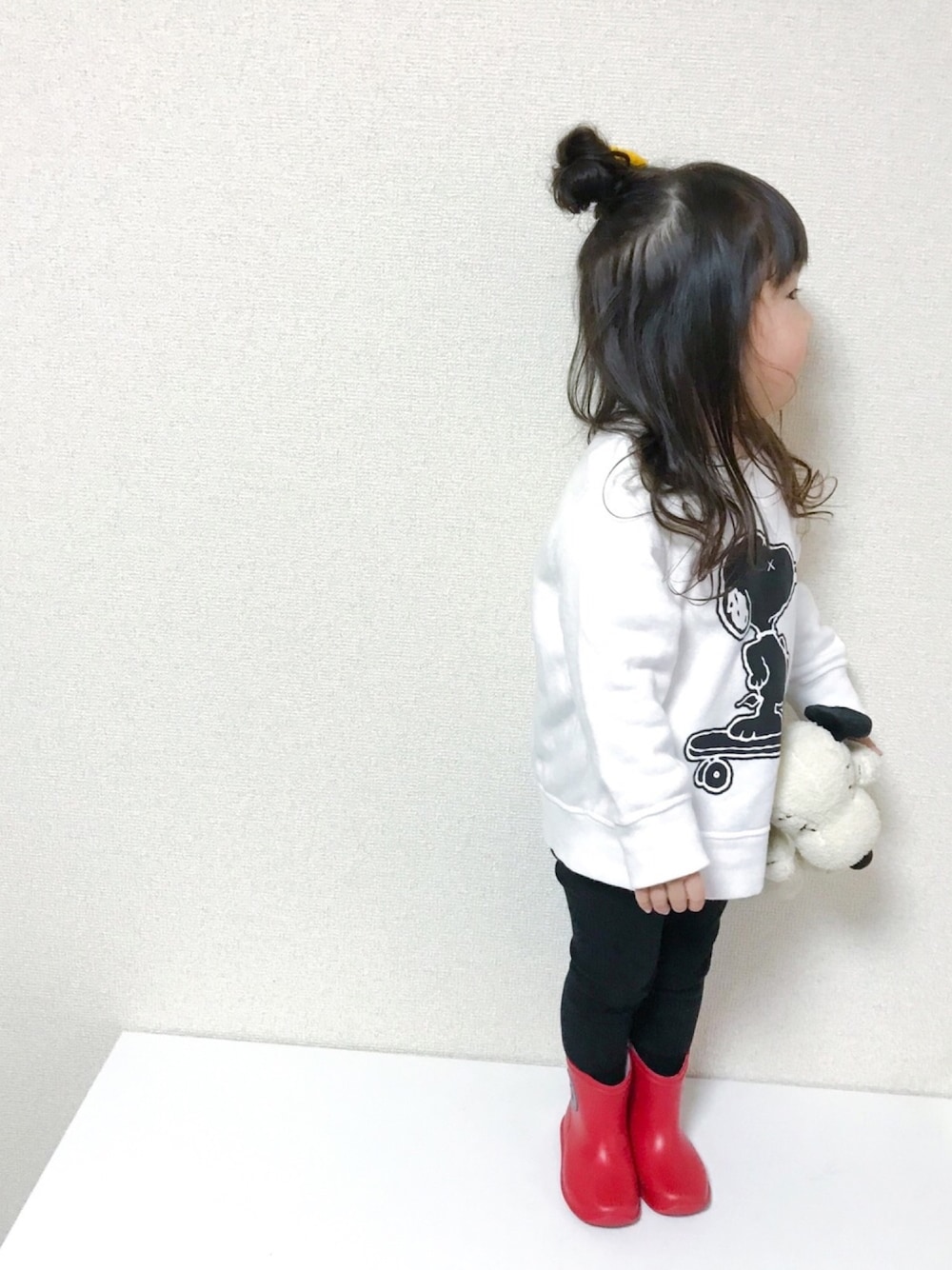 「キッズコーデ、女の子、3歳、プレ幼稚園、UNIQLO、PEANUTS、kaws、レギンス、雨の日コーデ、レインブーツ」｜「Handmadeのアイテム（ヘアゴム、イエロー系）」を使った、☺︎May☺︎さん（キッズ・90cm）の冬コーディネートの1枚目の写真