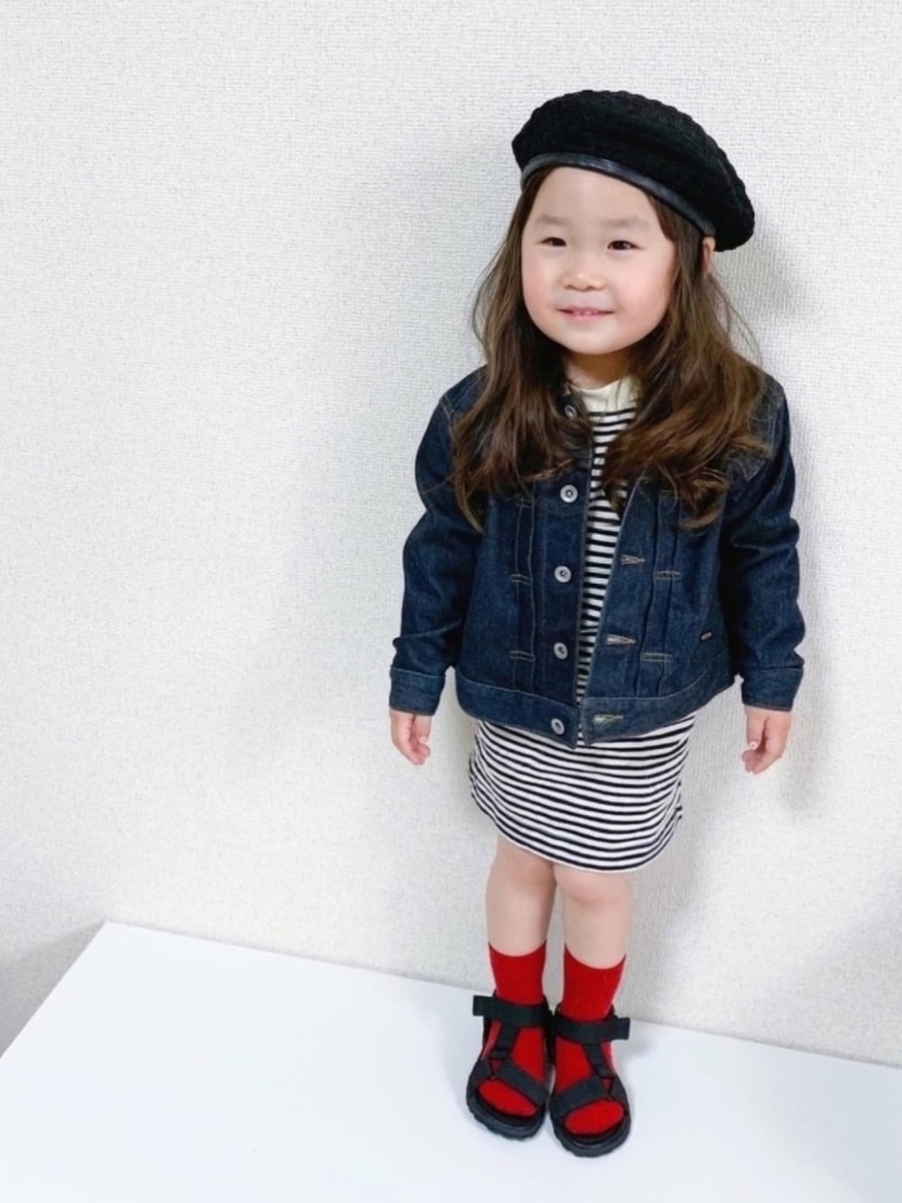 「キッズコーデ、女の子、3歳、Gジャン、セットアップ、細ボーダー、サンダルに靴下、スポーツサンダル、ベレー帽、平成最後のWEARISTAセンバツ」｜「SWAP MEET MARKETのスカシアミ　ベレーボウ（ハンチング/ベレー帽、ブラック系）」を使った、☺︎May☺︎さん（キッズ・90cm）の春コーディネートの1枚目の写真
