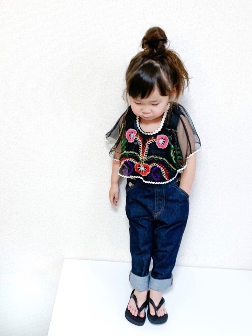 「キッズコーデ、女の子、3歳、夏コーデ、オーバーオール、チュール、刺繍トップス、ビーチサンダル、gotoHollywood、fith社」｜「GO TO HOLLYWOODのアイテム（トップス、ブラック系）」を使った、☺︎May☺︎さん（キッズ・90cm）の夏コーディネートの1枚目の写真