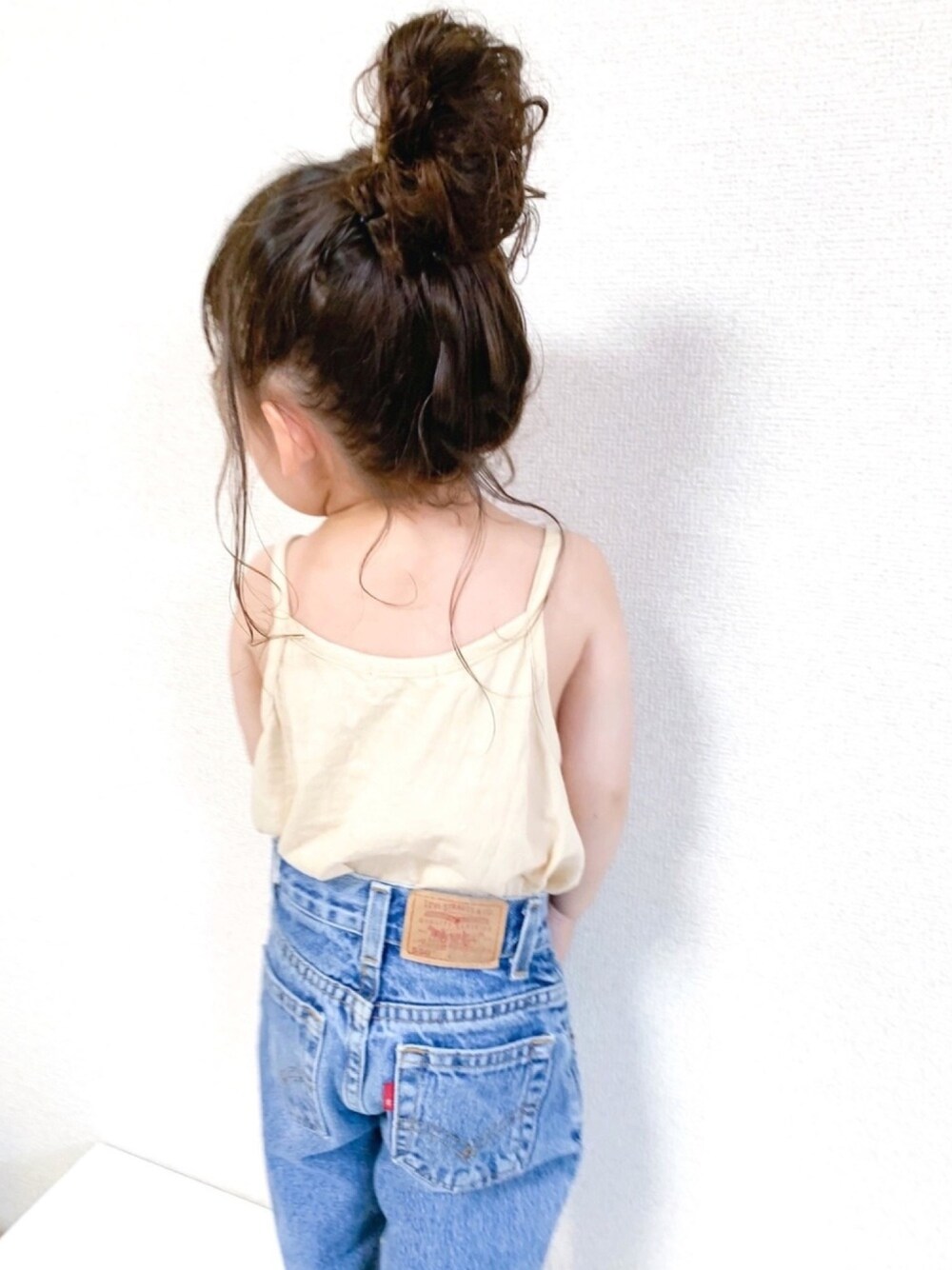 「キッズコーデ、女の子、3歳、キャミソール、デニム、Levi's、古着、monmimi、ラフコーデ、おうちスタイル」｜「monmimiのアイテム（キャミソール、ベージュ系）」を使った、☺︎May☺︎さん（キッズ・74cm）の夏コーディネートの1枚目の写真