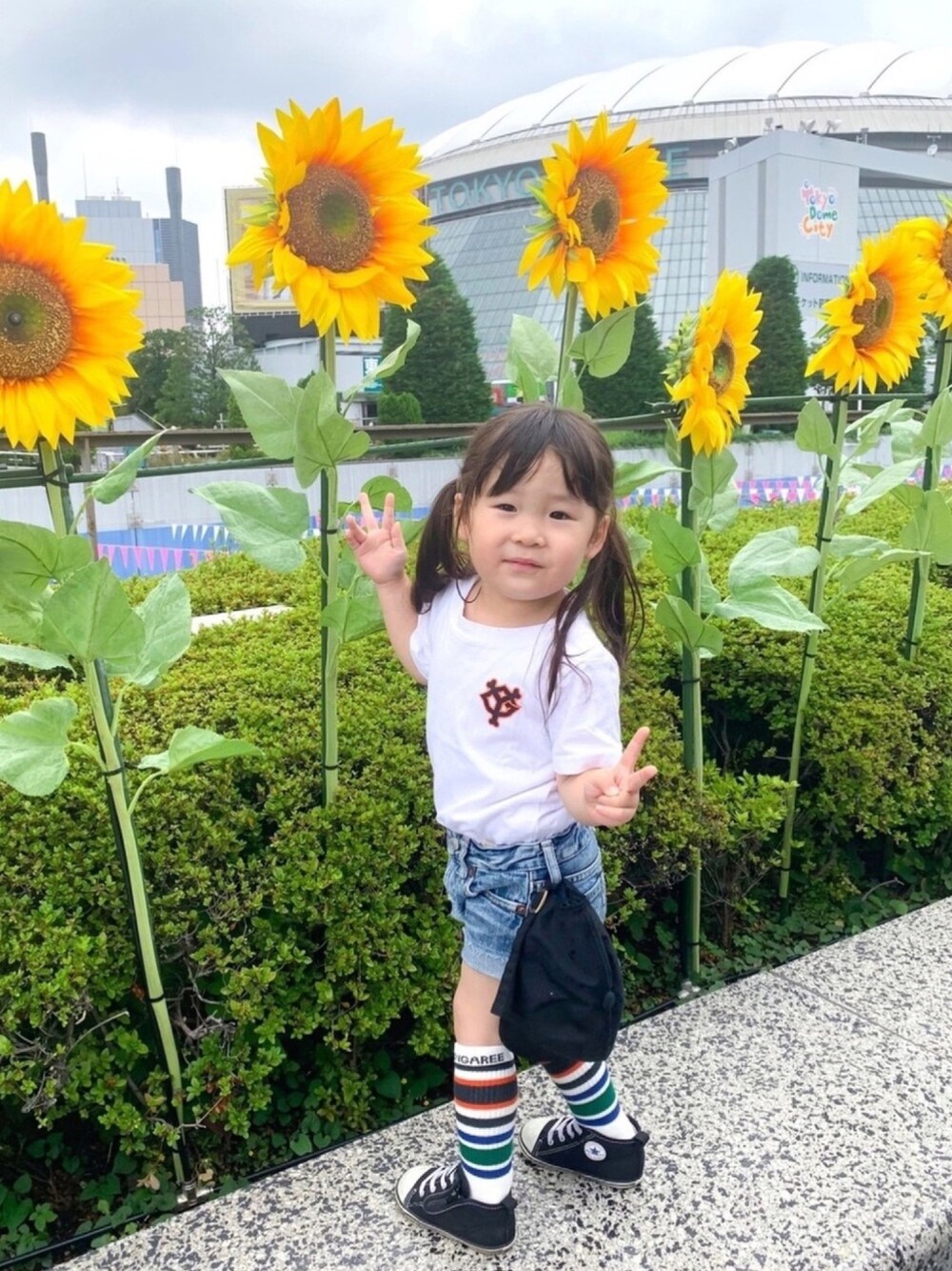 「キッズコーデ、女の子、3歳、野球観戦、東京ドーム、ユニフォーム、デニムショートパンツ、ハイソックス、converse、休日スタイル」｜「FITHのアイテム（キャップ、ブラック系）」を使った、☺︎May☺︎さん（キッズ・74cm）の夏コーディネートの1枚目の写真