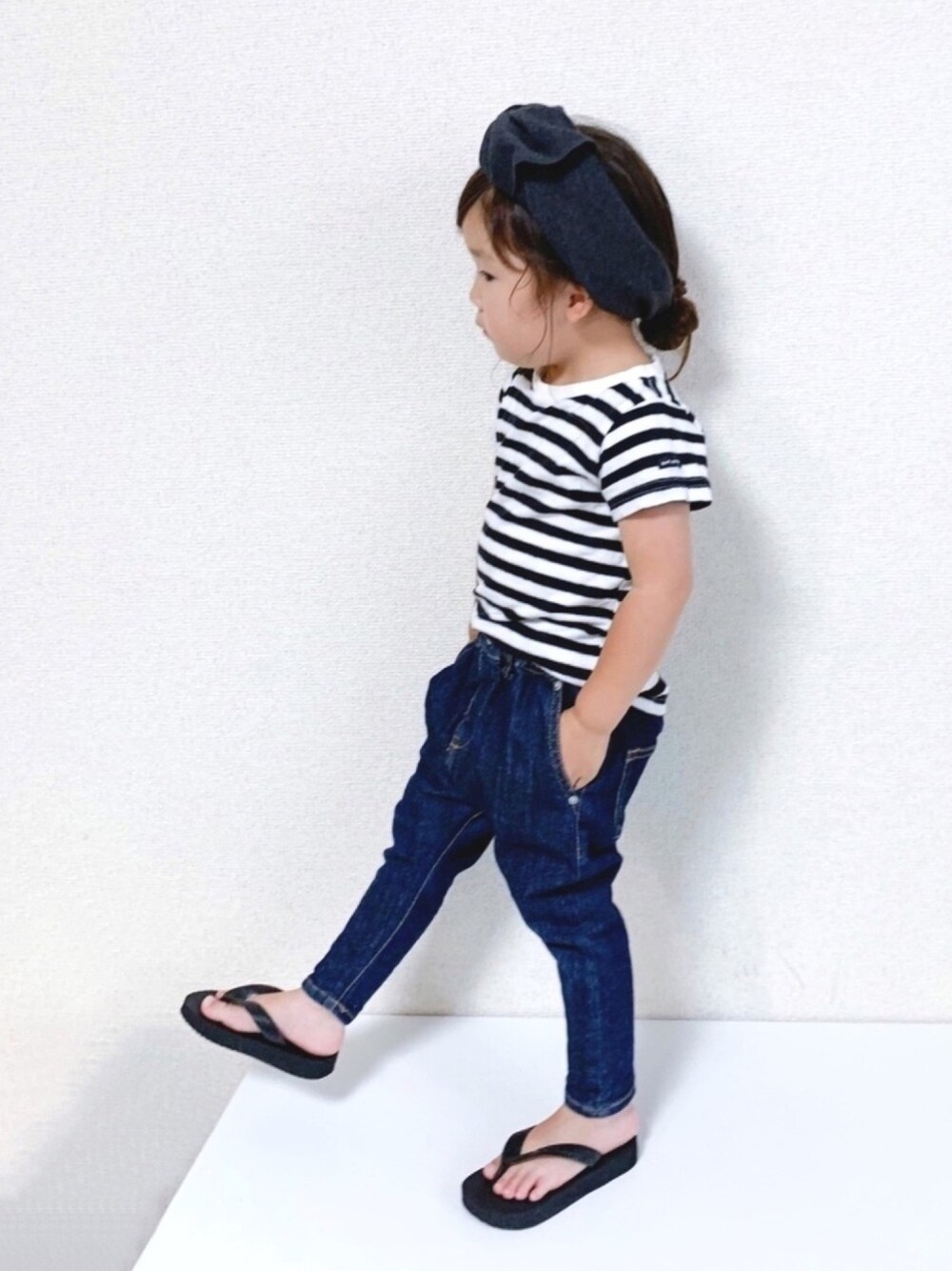 「キッズコーデ、女の子、3歳、夏のボーダーフェス、ボーダー、Tシャツ×デニム、サルエルパンツ、quoti use fith、ターバン、シンプル」｜「CIAOPANIC TYPYの【ママとおそろい】リブリボンBIGターバン（ヘアバンド、グレー系）」を使った、☺︎May☺︎さん（キッズ・90cm）の夏コーディネートの1枚目の写真