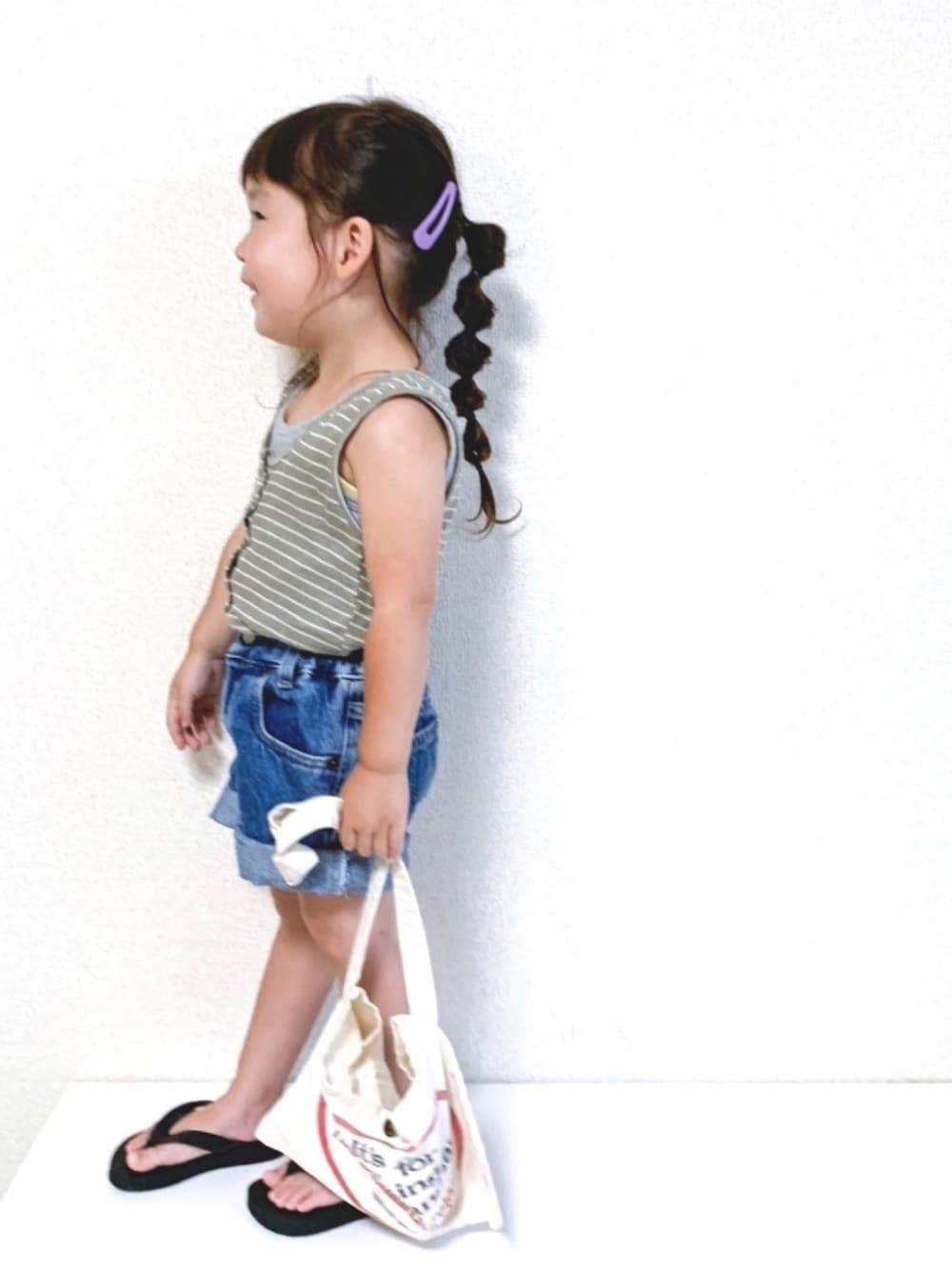 「キッズコーデ、女の子、3歳、夏のボーダーフェス、レイヤードスタイル、タンクトップ、デニムショートパンツ、Levi's、古着、ビーチサンダル」｜「WEGOのWEGO/2Pヘアピン（ヘアピン、パープル系）」を使った、☺︎May☺︎さん（キッズ・90cm）の夏コーディネートの1枚目の写真