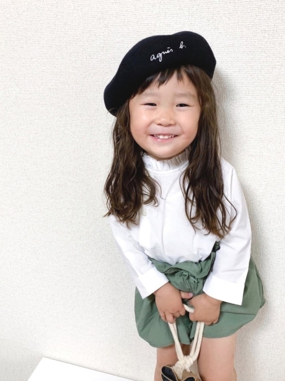 「キッズコーデ、女の子、3歳、フリルブラウス、秋コーデ、swap meet market、FITH、バレエシューズ、ベレー帽、agnes b.」｜「agnes b.のK134 E BERET（ハンチング/ベレー帽、ブラック系）」を使った、☺︎May☺︎さん（キッズ・90cm）の夏コーディネートの1枚目の写真