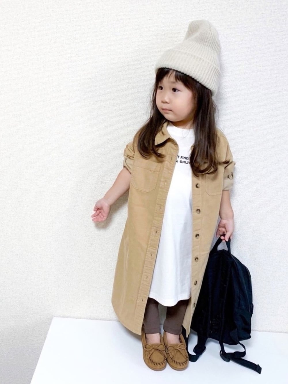 「キッズコーデ、女の子、3歳、秋のカフェオレコーデ、秋コーデ、コーデュロイ、シャツワンピ、オーバーサイズ、レギンスコーデ、GU」｜「COMECHATTO&CLOSETのARTEX WATCH CAP（ニットキャップ/ビーニー、ベージュ系）」を使った、☺︎May☺︎さん（キッズ・90cm）の秋コーディネートの1枚目の写真