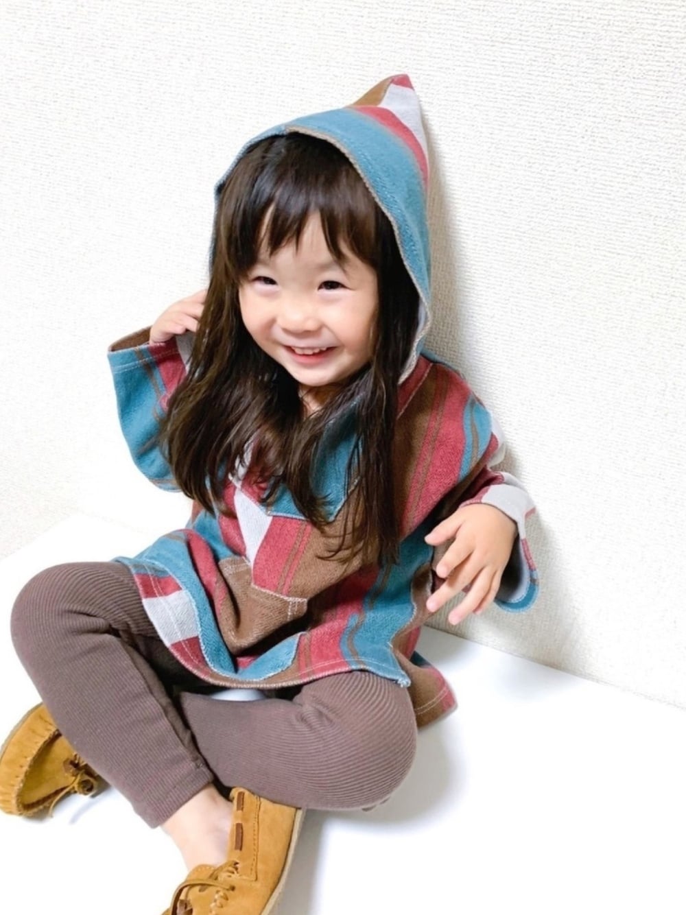 「キッズコーデ、女の子、3歳、メキシカンパーカー、レギンス、秋カラー、ミネトンカ、モカシン、gotoHollywood、あずきいろまつり2019告知」｜「devirockのリブレギンス（レギンス/スパッツ、ブラウン系）」を使った、☺︎May☺︎さん（キッズ・90cm）の秋コーディネートの1枚目の写真