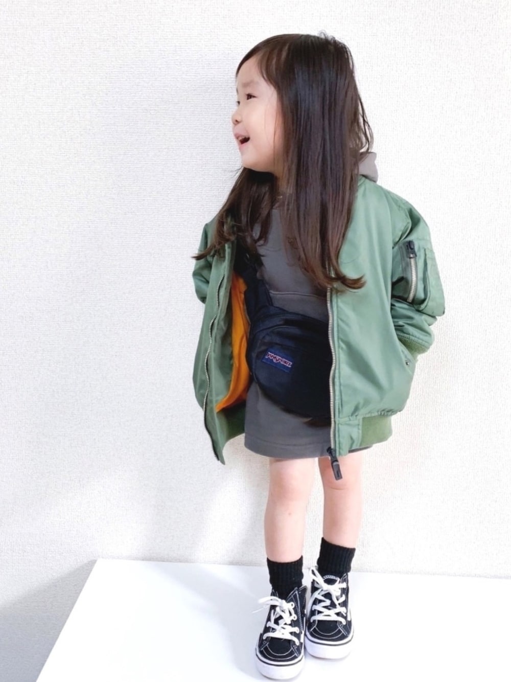 「キッズコーデ、女の子、3歳、やっぱりストリートが好き、ストリート、MA-1、alpha、オーバーサイズ、パーカーワンピース、quoti use fith」｜「ALPHAの【ALPHA】KIDS MA-1（MA-1、グリーン系）」を使った、☺︎May☺︎さん（キッズ・90cm）の秋コーディネートの1枚目の写真