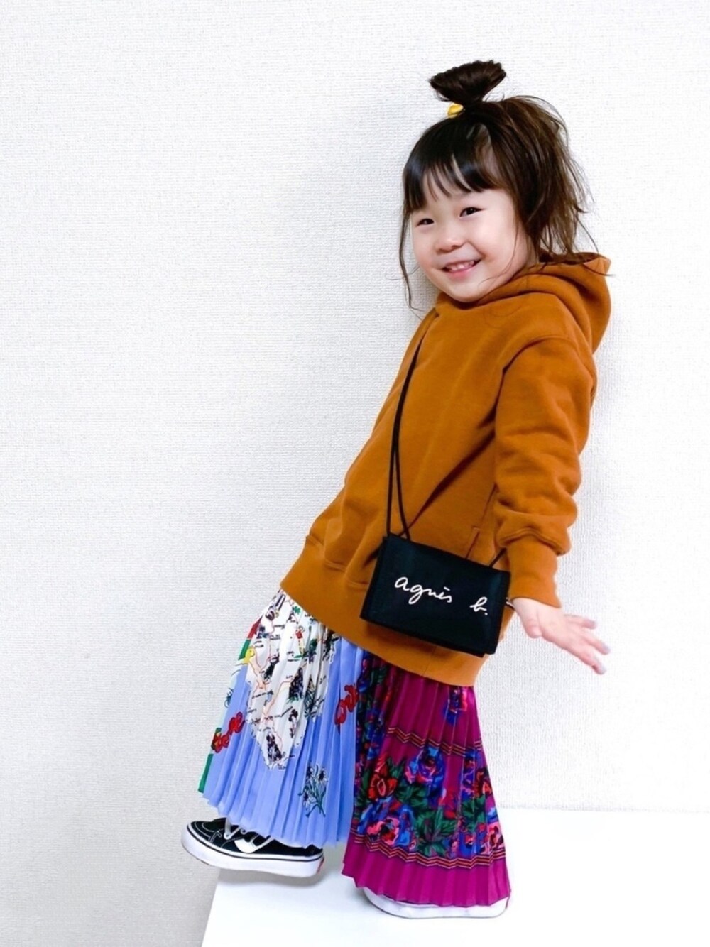 「キッズコーデ、女の子、3歳、ワンピース、SALEで買いました、初売り、gotoHollywood、プリーツスカート、パーカー、カジュアルコーデ」｜「GO TO HOLLYWOODのアイテム（ワンピース、ベージュ系）」を使った、☺︎May☺︎さん（キッズ・90cm）の冬コーディネートの1枚目の写真