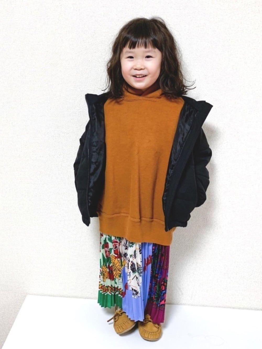 「キッズコーデ、女の子、4歳、冬アウター着回しチャレンジ、中綿ジャケット、devirock、gotoHollywood、レイヤードワンピース、パーカーワンピース、プリーツスカート」｜「devirockの中綿ジャケット（その他アウター、ブラック系）」を使った、☺︎May☺︎さん（キッズ・90cm）の冬コーディネートの1枚目の写真