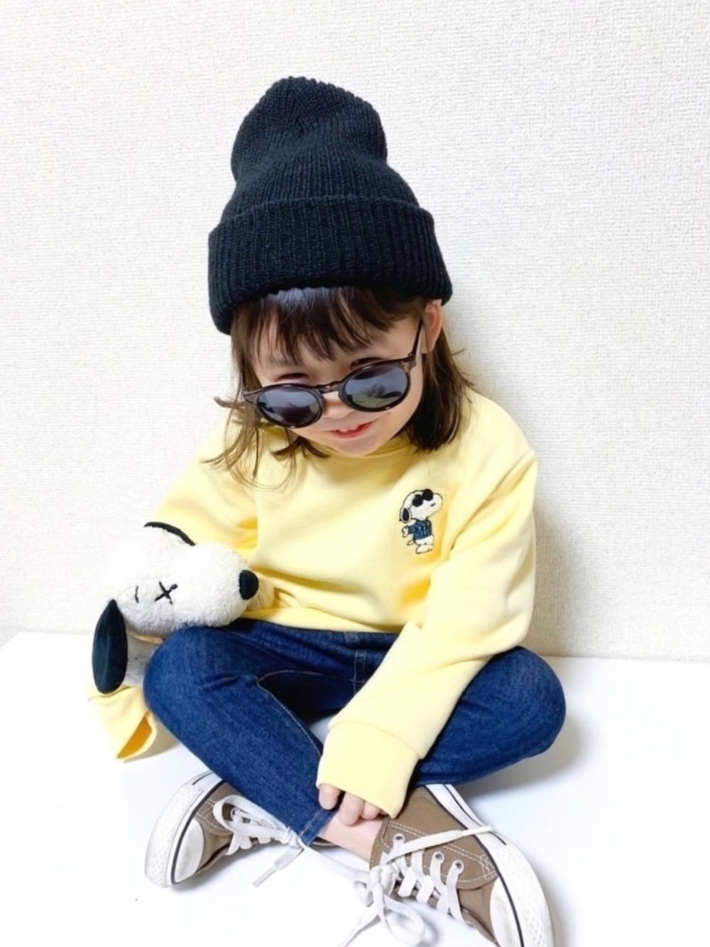 「キッズコーデ、女の子、4歳、GU、PEANUTS、プルオーバー、レモンイエロー、シャーベットカラー、ニット帽、サルエルデニム」｜「COMECHATTO&CLOSETのARTEX WATCH CAP（ニットキャップ/ビーニー、ブラック系）」を使った、☺︎May☺︎さん（キッズ・90cm）の冬コーディネートの1枚目の写真