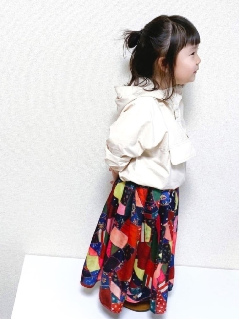 「キッズコーデ、女の子、4歳、春コーデ、gotoHollywood、アンティーク、パッチワーク、マキシスカート、quoti use fith、アノラックパーカー」｜「quoti use fithのタイプライターアノラックパーカー（その他アウター、ホワイト系）」を使った、☺︎May☺︎さん（キッズ・90cm）の冬コーディネートの1枚目の写真